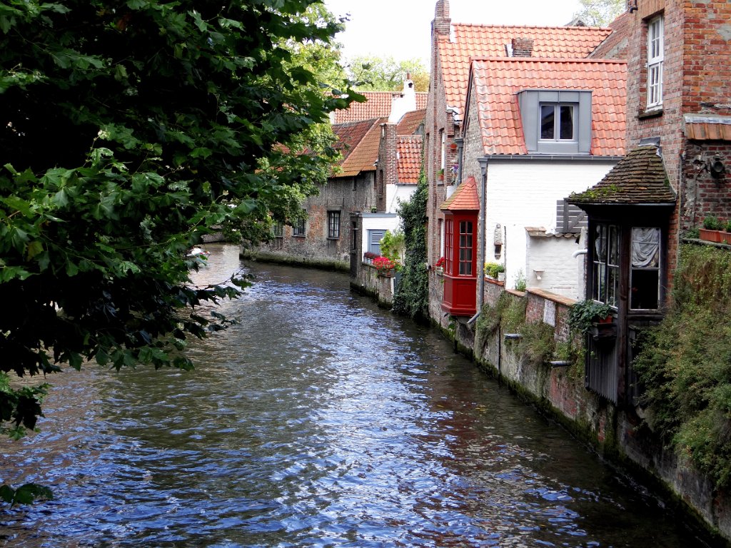 29 Brugge - Lungo i canali.JPG